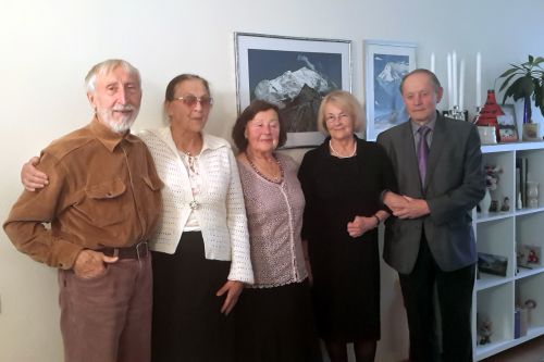 Genovaite su alpinistais.jpg
